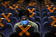 23 октября. В индонезийской Джакарте кинотеатры открылись в условиях ограничений из-за пандемии коронавируса COVID-19.