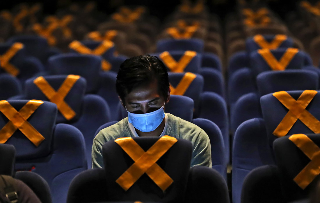 23 октября. В индонезийской Джакарте кинотеатры открылись в условиях ограничений из-за пандемии коронавируса COVID-19.