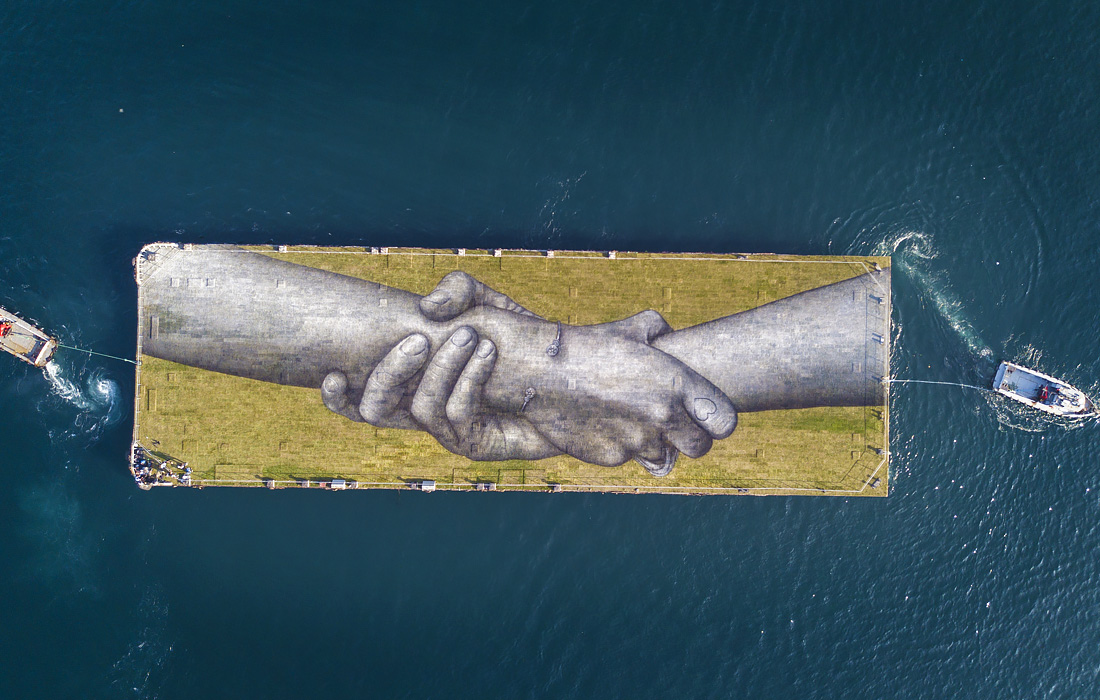 Французский художник Гийом Легро, известный как Saype, создал на участке травы в заливе Золотой Рог в Стамбуле
 гигантскую картину "Живая цепь" в рамках проекта Beyond Walls