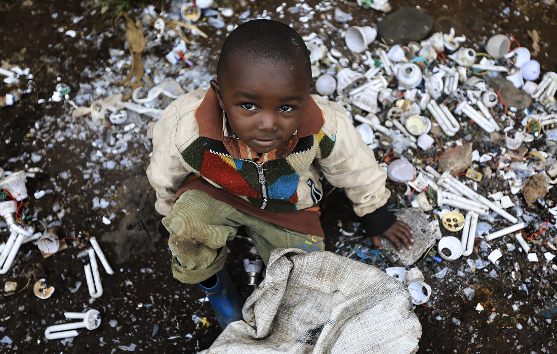 Работа пункта сбора пластикового мусора в трущобах Корогочо в Найроби, Кения
