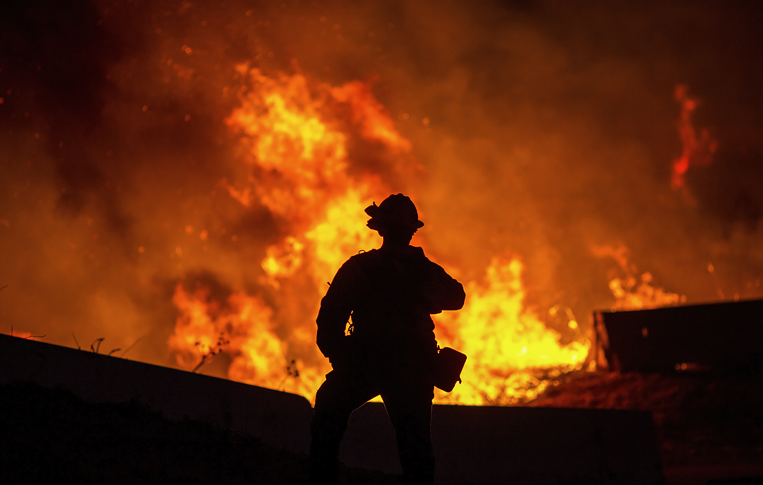В Калифорнии из-за лесных пожаров эвакуировали более 100 тыс. человек. Чтобы обеспечить безопасность населения, энергетические компании в понедельник отключили электричество почти у 320 тыс. пользователей.

