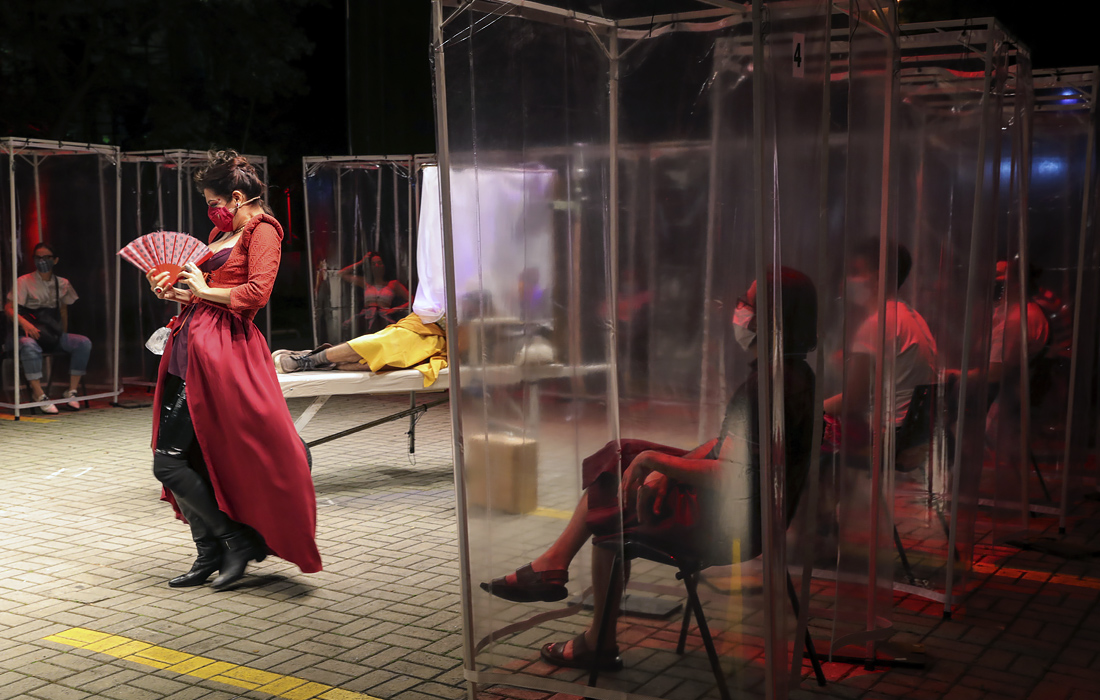 29 октября. Зрители сохраняют социальную дистанцию &#8203;&#8203;в отдельных пластиковых кабинах, во время просмотра театральной постановки в Сан-Паулу, Бразилия.
