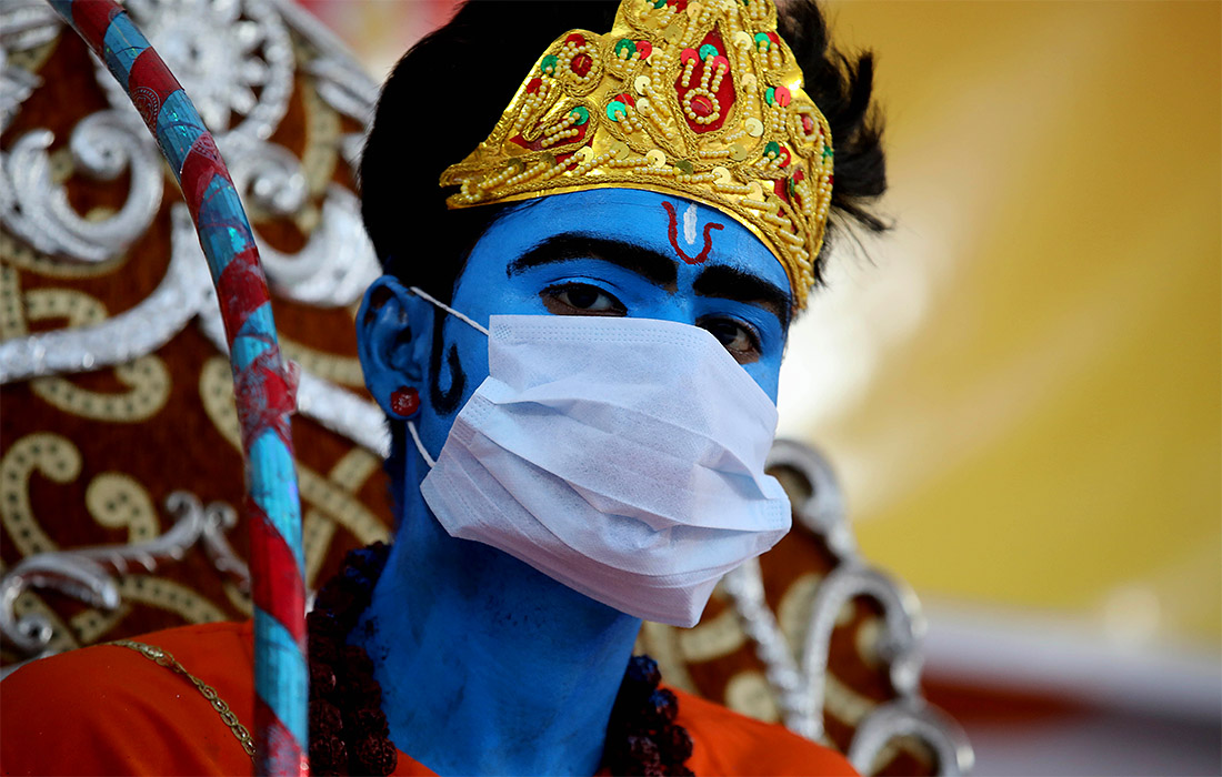 Мужчина, изображающий Раму на фестивале Дашахра в Бхопале, Индия
