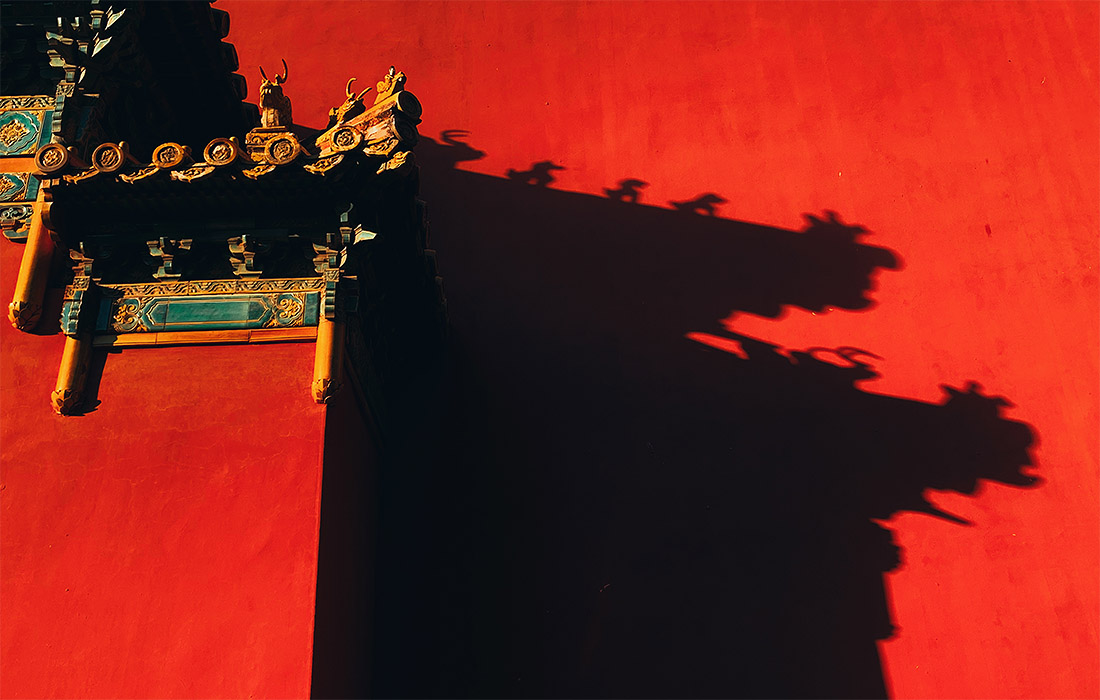 Тень на стене храма в Дунчене, Китай