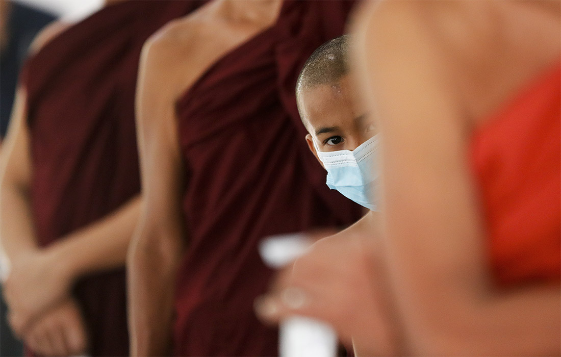 Монахи во время теста на COVID в Мьянме