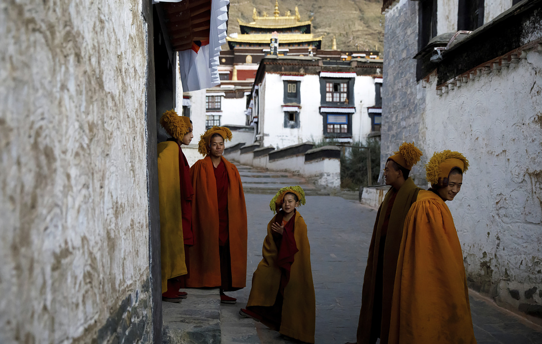 Монахи перед совершением утренней молитвы в монастыре Таши Лунпо в Шигадзе, Тибет