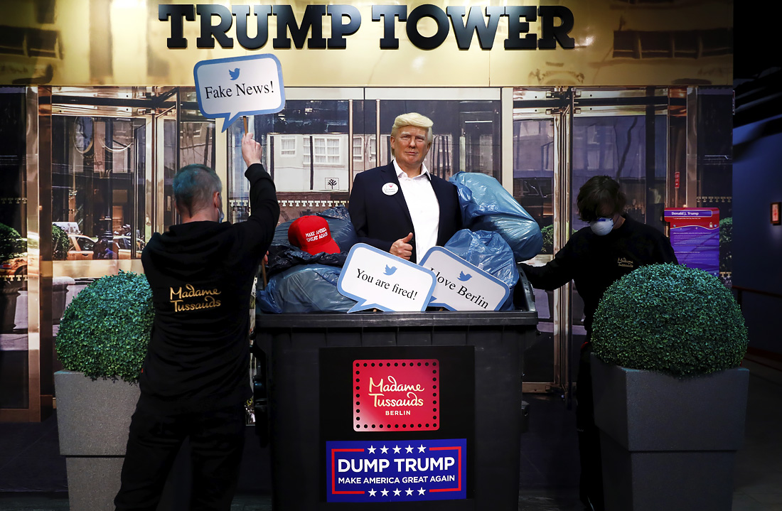 В Музее мадам Тюссо в Берлине установили восковую фигуру президента США Дональда Трампа в мусорном контейнере