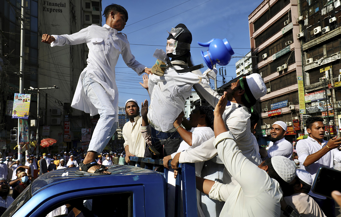 В столице Бангладеш Дакке продолжаются акции протеста с призывом к бойкоту французских продуктов и осуждением президента Франции Эммануэля Макрона за его комментарии по поводу карикатур на пророка Мухаммеда