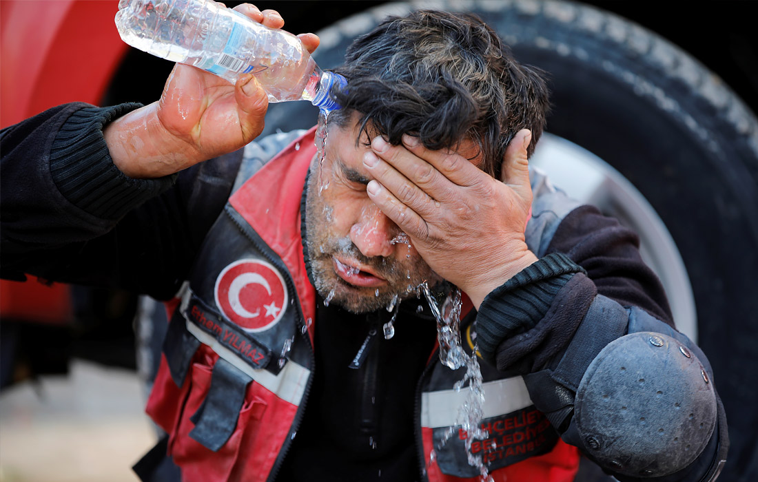 В турецком Измире, пострадавшем от землетрясения, не прекращаются поисково-спасательные работы. Из-под обломков спасены 105 человек.