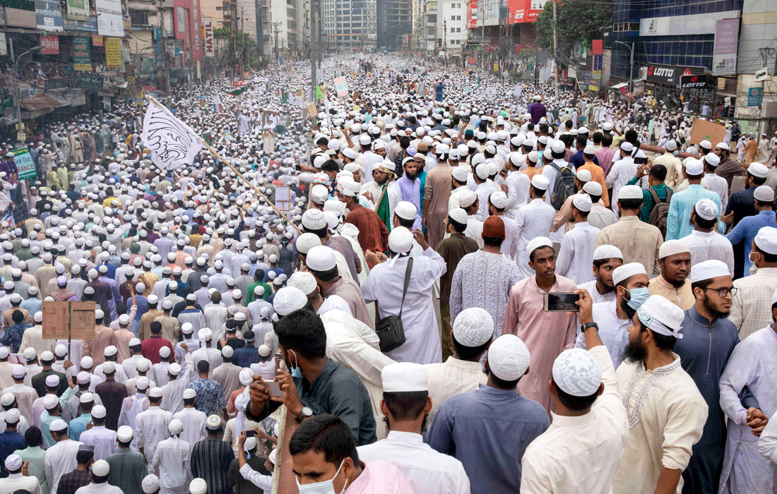 В столице Бангладеш Дакке прошла акция в защиту пророка Мухаммеда. Более 40 000 человек прошли с протестами к посольству Франции, сожгли изображение Макрона и призвали бойкотировать французскую продукцию.