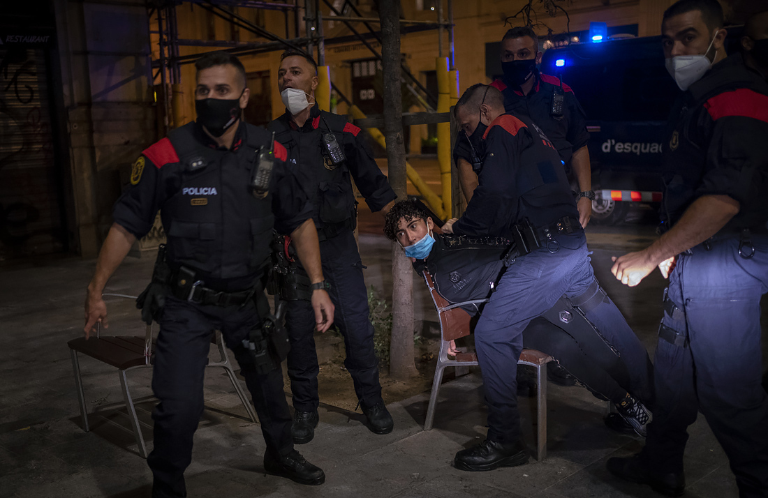 1 ноября. Испанская полиция патрулирует улицы Барселоны во время комендантского часа, который был введен по решению правительства в минувшее воскресенье, 25 октября, на две недели.