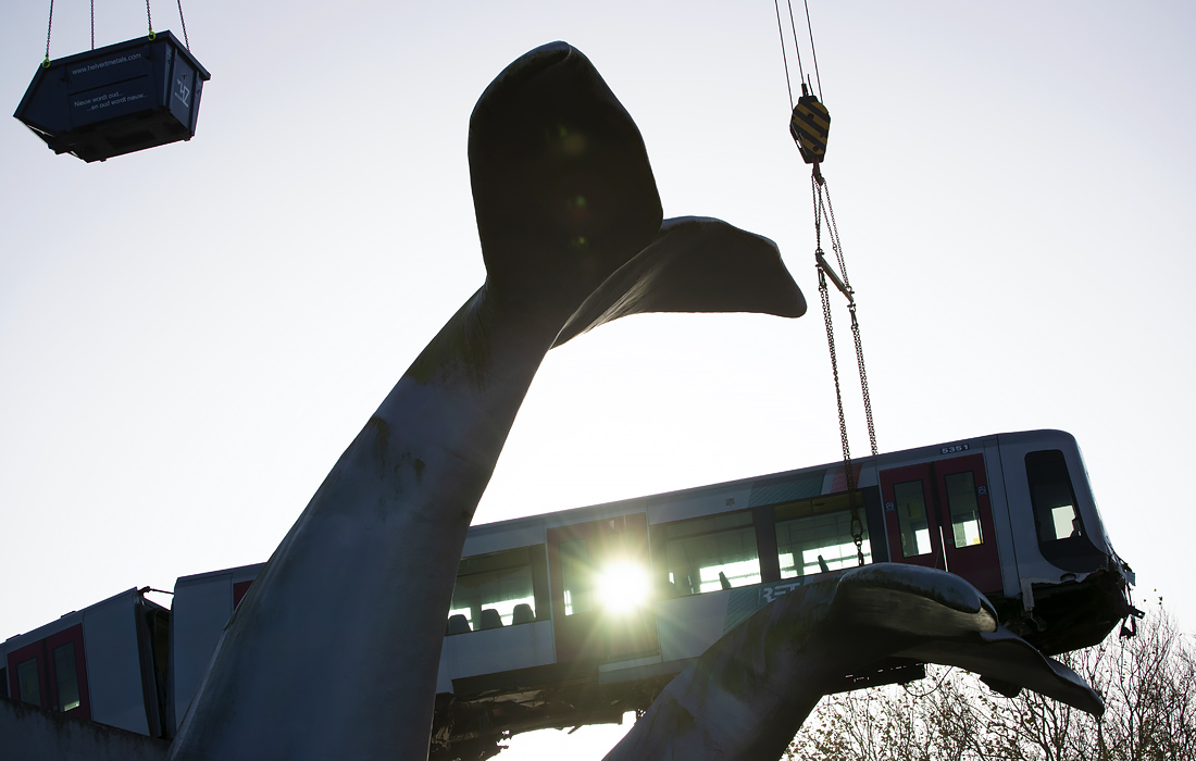 В пригороде Роттердама Спейкениссе снимают со статуи поезд метро, который в ночь на понедельник пробил ограждение станции и повис на десятиметровой высоте
