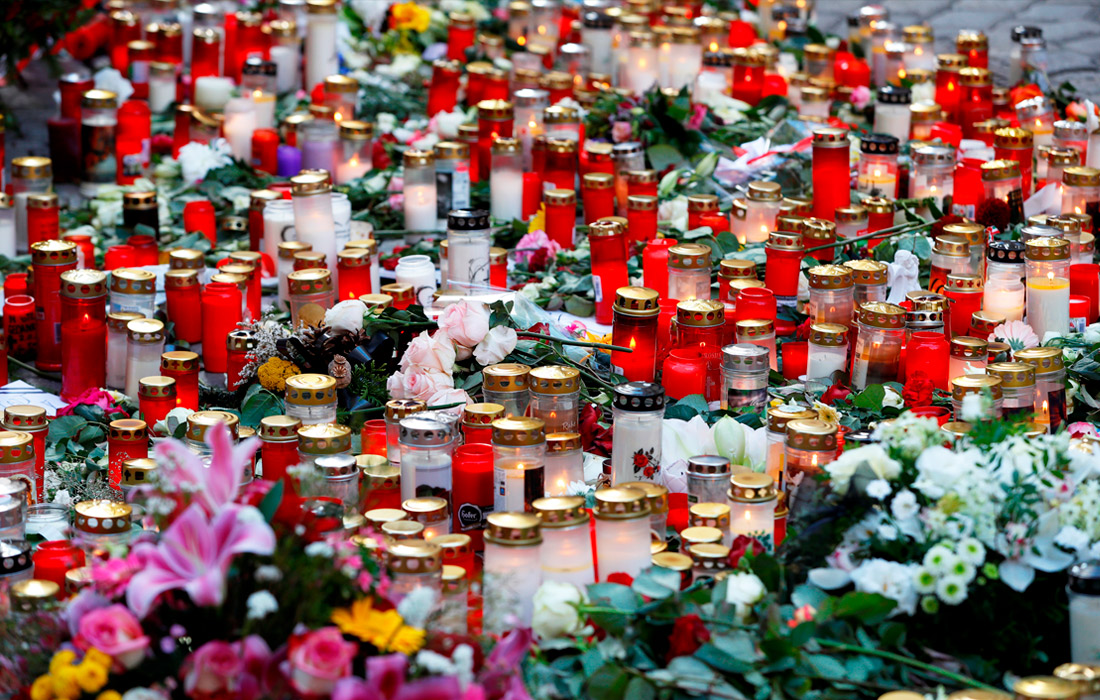 Жители Вены несут цветы и свечи на площадь, где три дня назад произошел теракт.  В результате нападения погибли четыре человека.