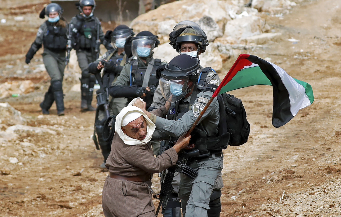Израильская пограничная полиция во время акции протеста против еврейских поселений и президента США Дональда Трампа в Бейт-Дагане