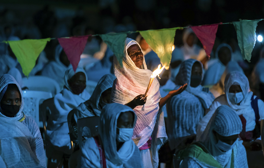 Эфиопские христиане во время церковной службы в соборе Аддис-Абебы, Эфиопия