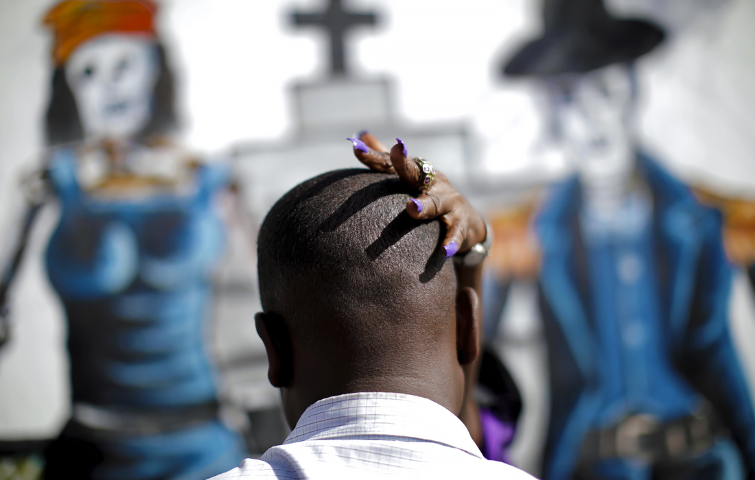Последователи Вуду во время ритуала на кладбище в Гаити