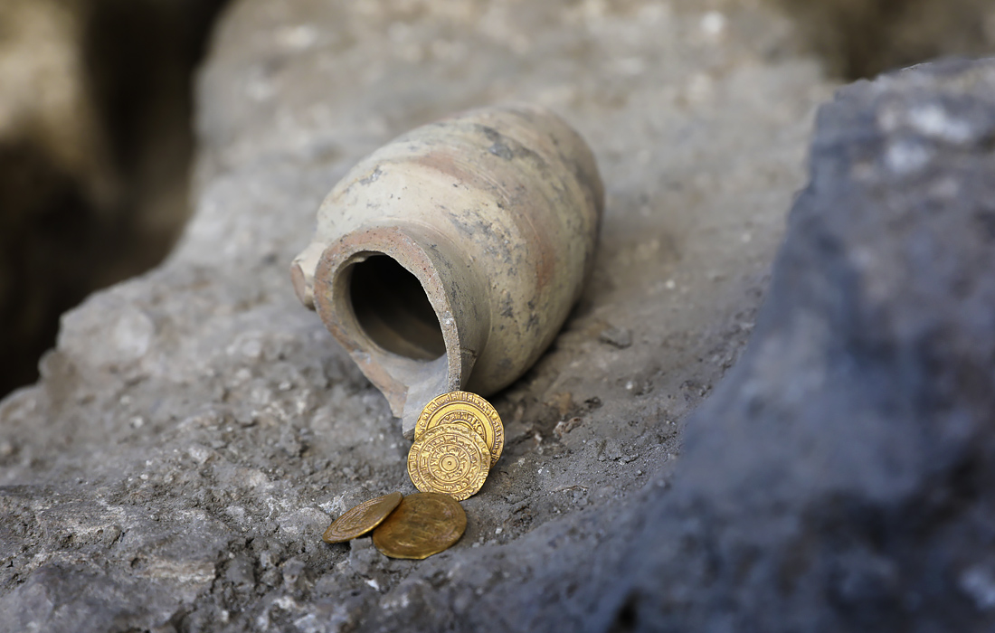 При раскопках возле Стены Плача в Иерусалиме найден глиняный кувшин с четырьмя золотыми монетами, изготовленными более 1000 лет назад