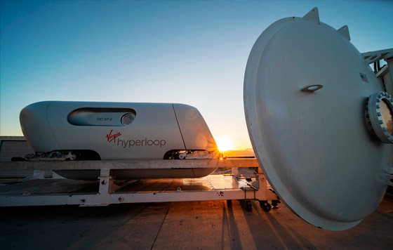 Капсулы Hyperloop впервые испытали с людьми