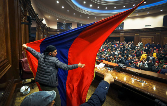 Протесты в Ереване против прекращения войны в Нагорном Карабахе