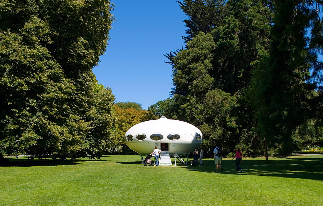 Дом в виде летающей тарелки выставили на продажу в новозеландском Крайстчерче. Он был создан компанией Futuro Homes по проекту финского архитектора Матти Сууронена в 1970-х годах.