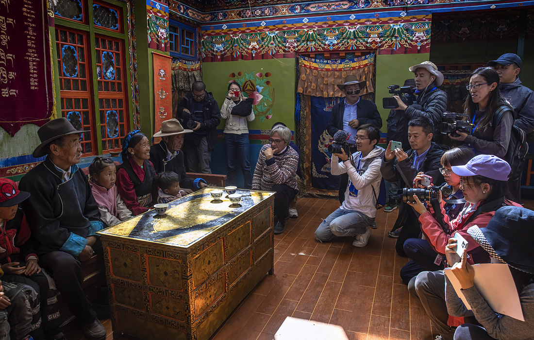 Китайское правительство организовало пресс-тур в Тибет в рамках программы борьбы с бедностью в регионе. С 2016 года Пекин инвестировал 11 млрд долларов в проекты по улучшению доступа к здравоохранению, образованию, чистой воде, жилью или инфраструктуре в беднейших районах региона.  

