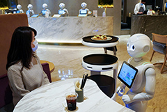 11 ноября. В Японии вырос спрос на роботов-официантов и роботов-курьеров для сокращения прямых контактов между персоналом и клиентами.