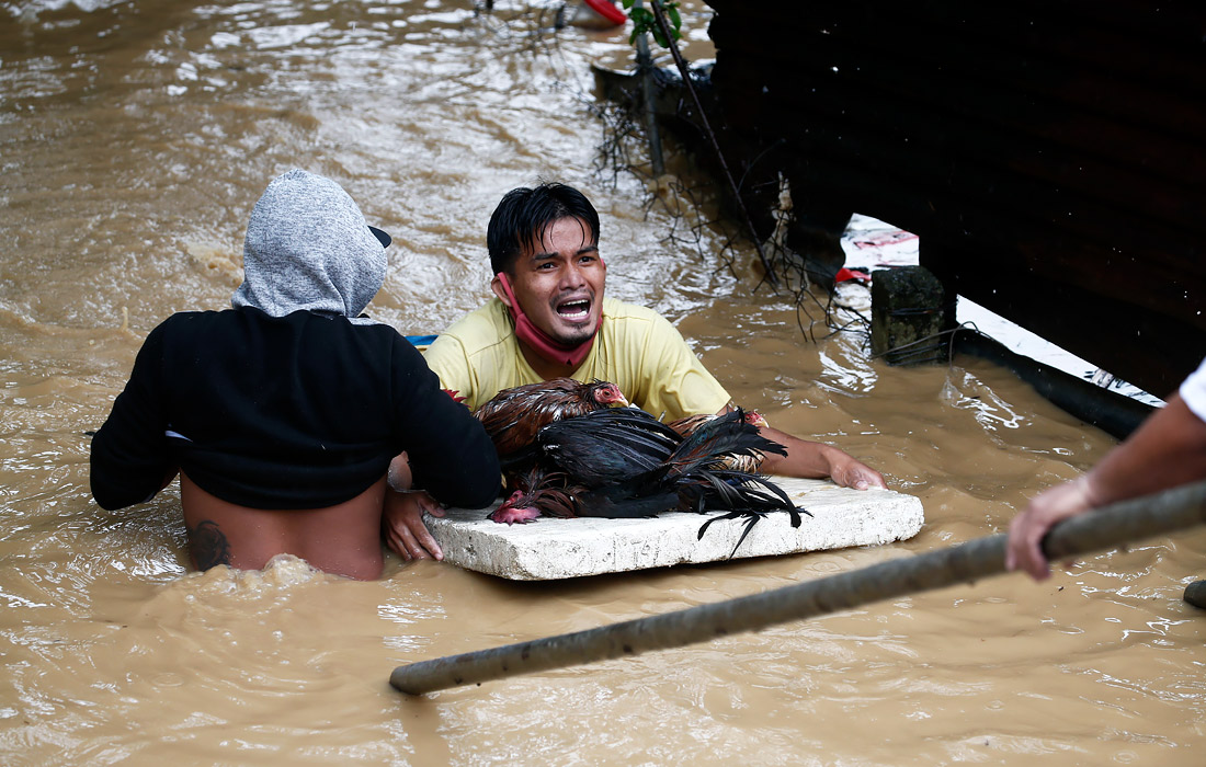 Тайфун "Вамко" обрушился на Филиппины. В результате погибли по меньшей мере три человека, еще четверо числятся пропавшими без вести. Без электричества остались около двух миллионов домов.