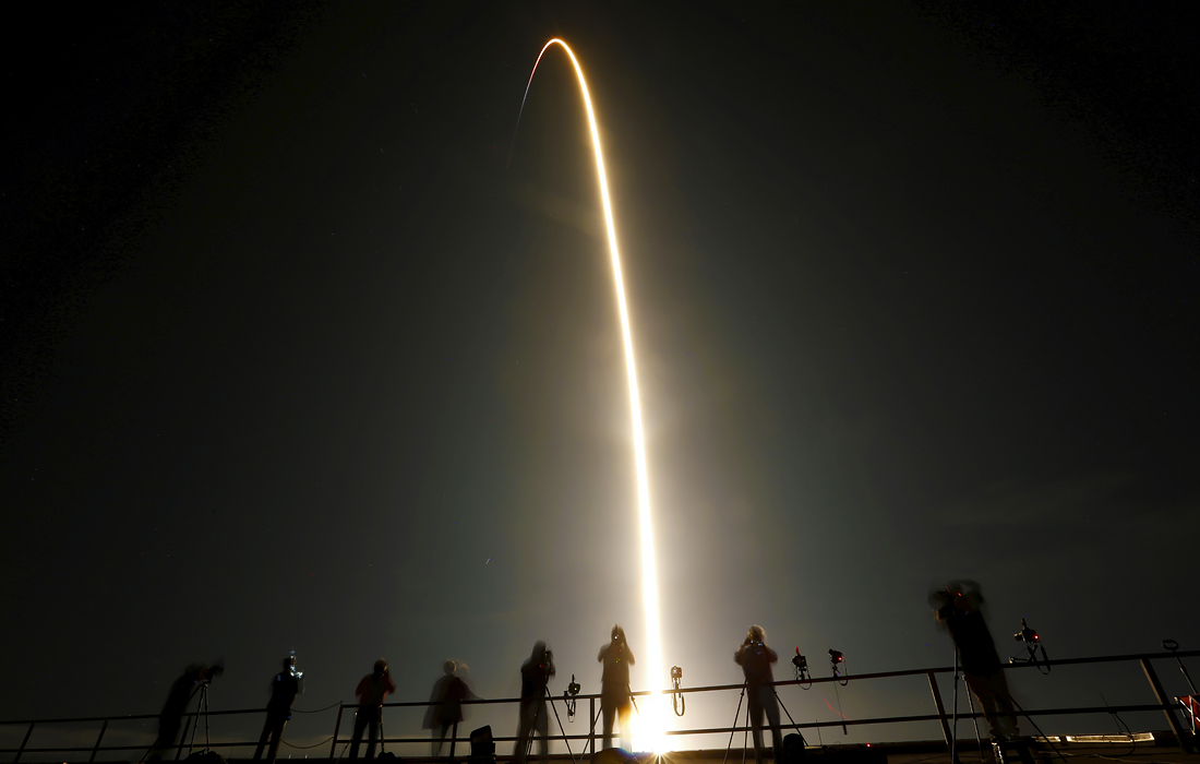 Новейший американский пилотируемый космический корабль Crew Dragon-1 компании SpaceX с четырьмя астронавтами на борту успешно стартовал на орбиту