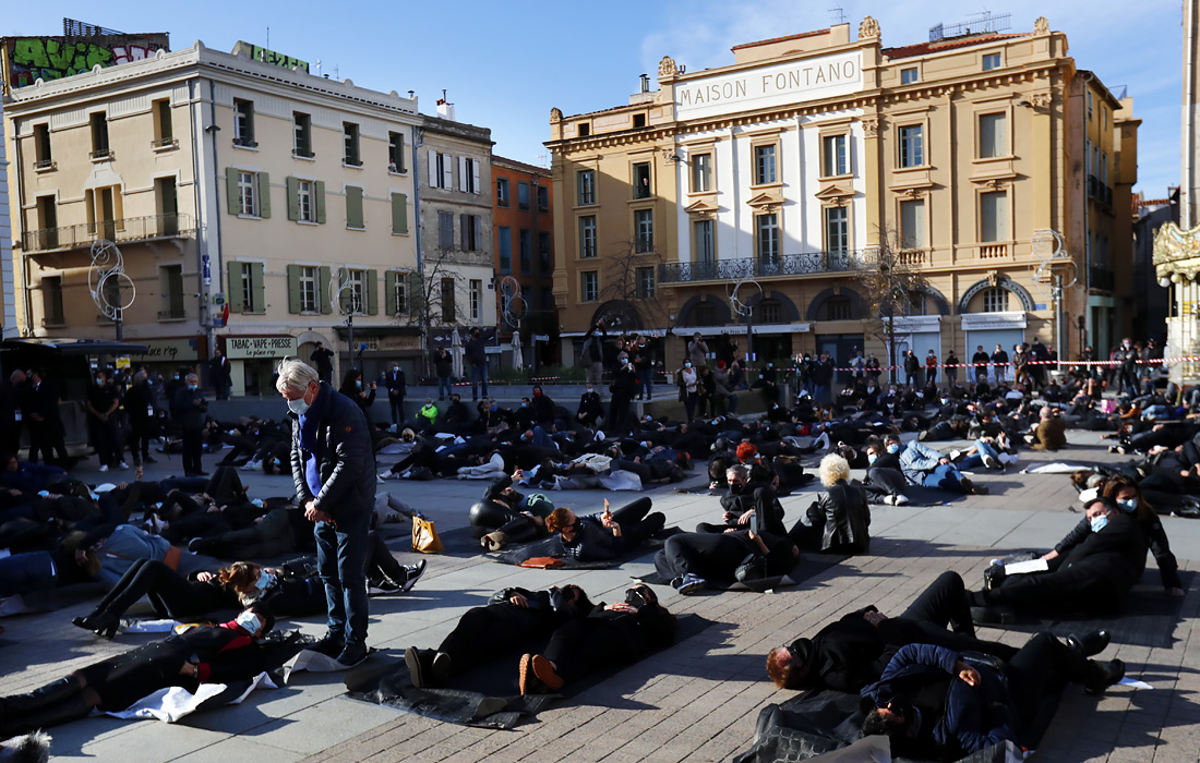 Во французском городе Перпиньян представители бизнеса вышли на акцию против закрытия предприятий, которые не относятся к числу критически важных