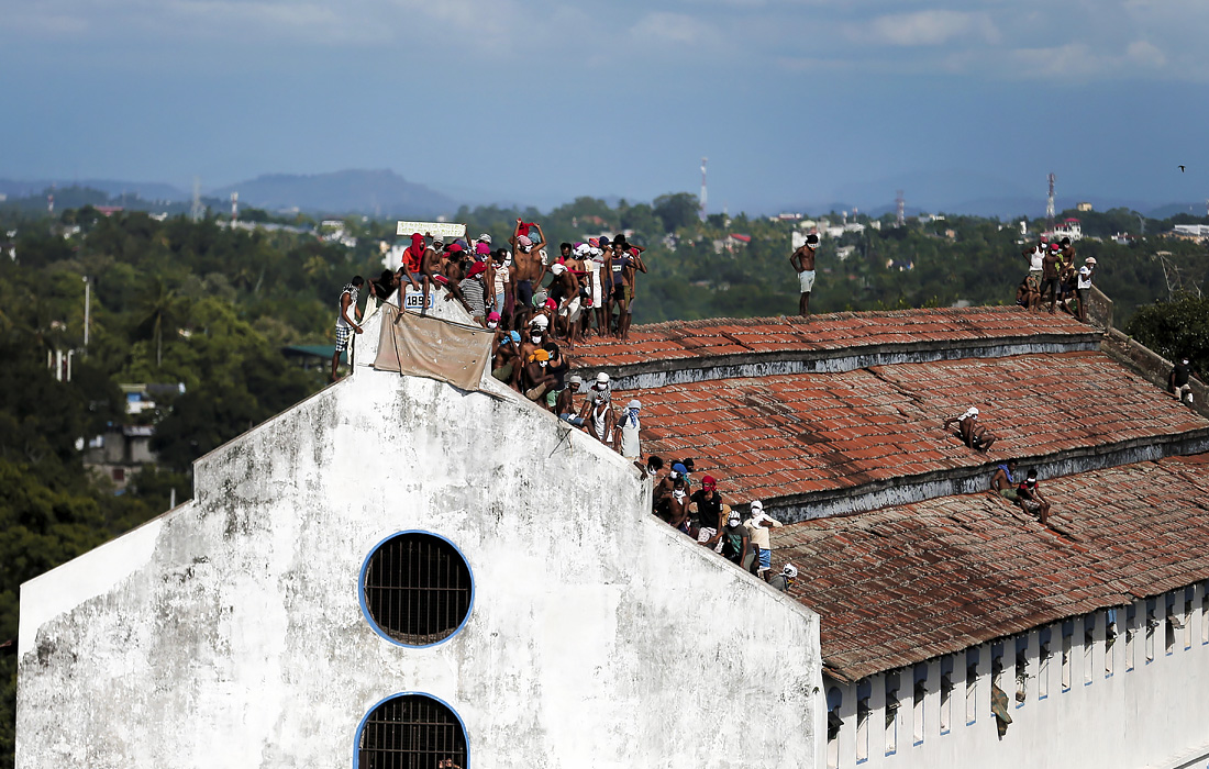 Заключенные протестуют на крыше здания тюрьмы в Коломбо, требуя ускорить судебный процесс и освободить их под залог после того, как число случаев заболевания коронавирусом увеличилось в тюрьмах страны, Шри-Ланка
