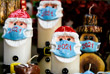 18 ноября. Пандемия коронавируса повлияла на оформление украшений к Рождеству. На фото: магазин свеч в Салониках, Греция.