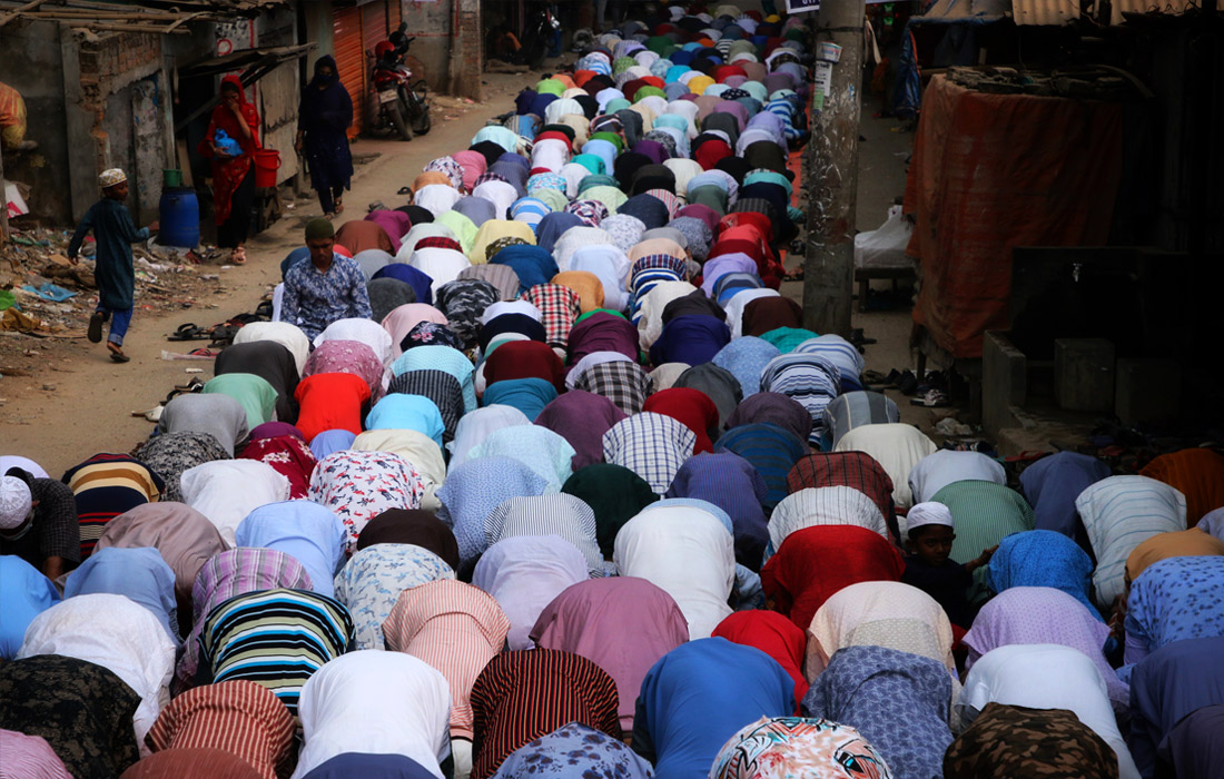 Мусульмане в Дакке совершают пятничную молитву на улице во время пандемии COVID-19