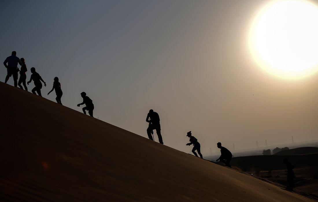 В Дубае прошел пятикилометровый забег по песчаным дюнам после ослабления коронавирусных ограничений