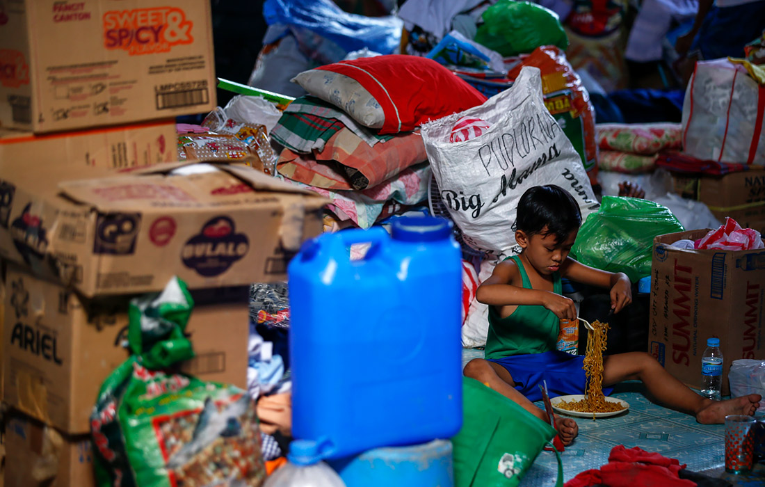 Более недели прошло с тех пор, как тайфун "Вамко" обрушился на Филиппины. Многие семьи остаются в центрах эвакуации.