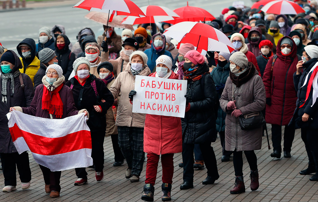 В Минске пенсионеры вышли на "марш мудрости" с призывами остановить насилие со стороны силовиков и призывами к отставке действующего президента Александра Лукшенко