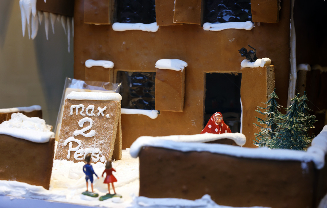 Подготовка к Рождеству в немецком Франкфурте. На фото: пряничный домик "Гензель и Гретель" с табличкой "не более двух человек".