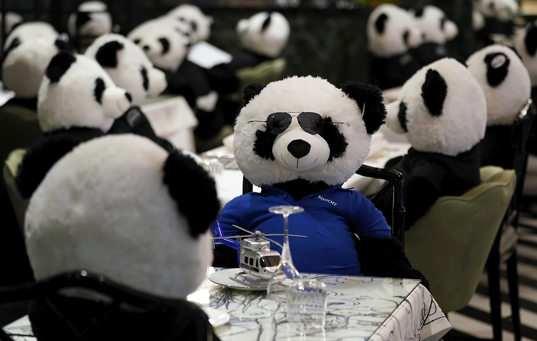 Владелец ресторана во Франкфурте создал инсталляцию "Panda-Mie": мягкие игрушки в виде гигантских панд рассажены за накрытыми столами. Желающие могут купить одного из плюшевых медведей за 150 евро, чтобы поддержать владельца заведения во время пандемии коронавируса.