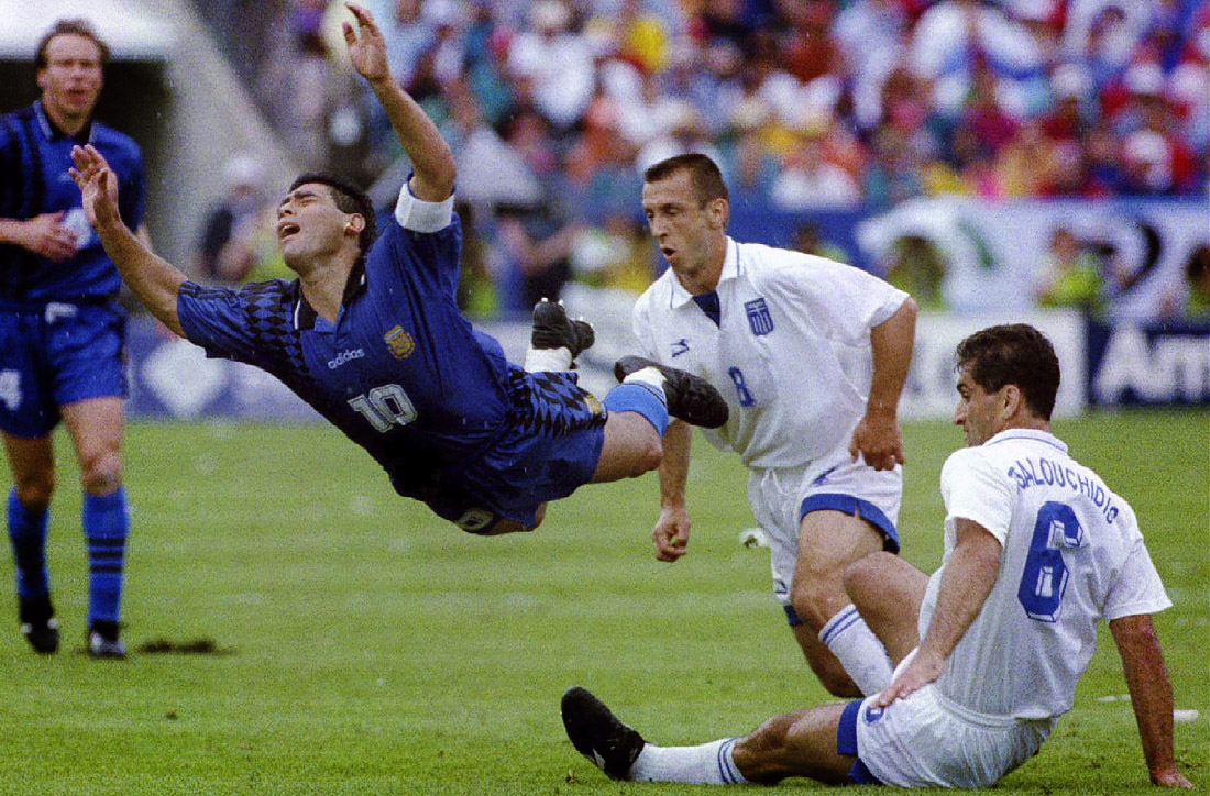 1994 год. Звездный игрок Аргентины во время чемпионата мира на стадионе Фоксборо в Бостоне.