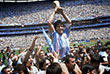 1986 год. Четвертьфинальный матч чемпионата мира в Мексике между сборными Аргентины и Англии завершился победой команды Марадоны. Первый мяч был забит Марадоной рукой, после чего аргентинец сказал, что это была "рука Бога". Позднее сборная Аргентины выиграла золото ЧМ-1986, победив в полуфинале Бельгию (2:0) и в финале - команду ФРГ (3:2).
