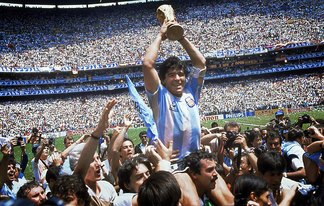 1986 год. Четвертьфинальный матч чемпионата мира в Мексике между сборными Аргентины и Англии завершился победой команды Марадоны. Первый мяч был забит Марадоной рукой, после чего аргентинец сказал, что это была "рука Бога". Позднее сборная Аргентины выиграла золото ЧМ-1986, победив в полуфинале Бельгию (2:0) и в финале - команду ФРГ (3:2).