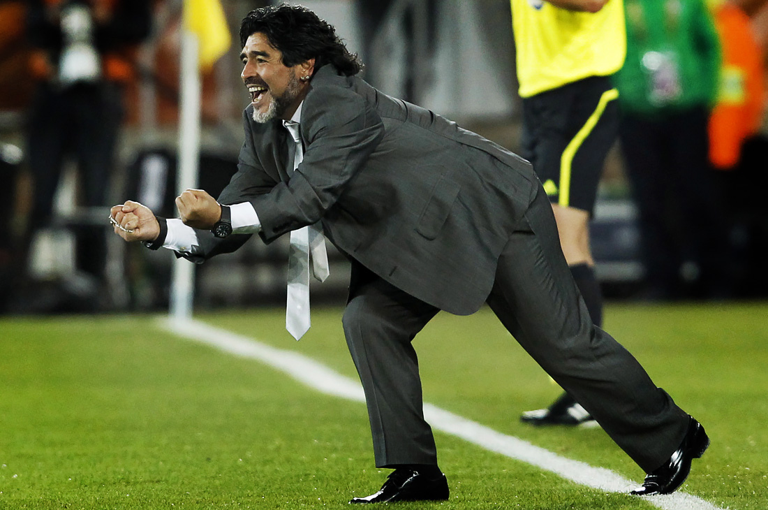 2010 год. Диего Марадона во время футбольного матча между Грецией и Аргентиной в ЮАР.