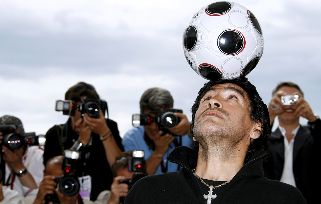 2008 год. Марадона многие годы страдал от наркозависимости. Он также неоднократно оказывался в центре скандалов. Его привлекали к ответственности за хранение наркотиков и за стрельбу из пневматической винтовки по папарацци, он также не раз ввязывался в драки.