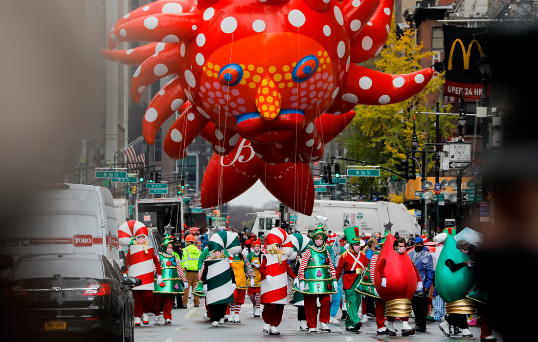 Традиционный парад по случаю Дня благодарения проходит в центре Нью-Йорка
