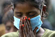 26 ноября. Власти Индии сообщили, что уровень инфицирования COVID-19 в Нью-Дели снизился до 8,5% за последние 3 недели. На фото: молитва перед началом занятий в школе.