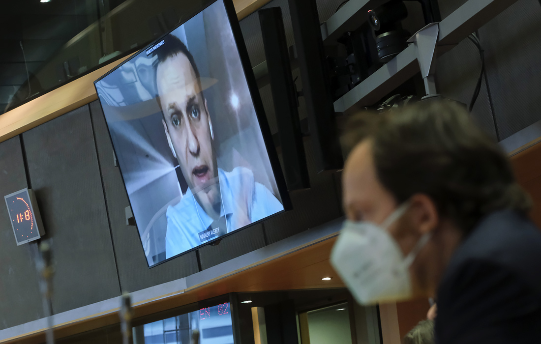 Российские оппозиционеры приняли участие в дискуссии в комитете по международным делам Европарламента. В частности, Алексей Навальный предложил Европе применять адресные денежные санкции в отношении российских олигархов, в том числе в качестве реакции на его предполагаемое отравление.