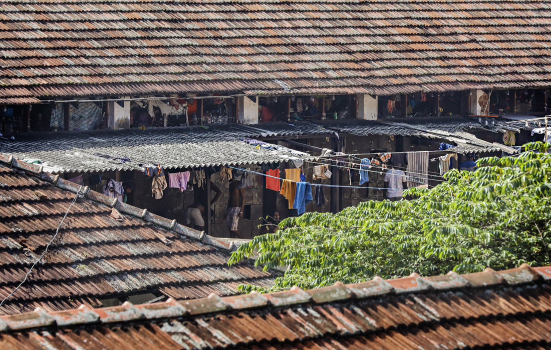 Заключенные одной из тюрем Шри-Ланки, расположенной в окрестностях крупнейшего города страны Коломбо, устроили бунт. Причиной стал отказ администрации в ответ на просьбы заключенных о проведении тестирования на коронавирус и о других мерах борьбы с инфекцией.
