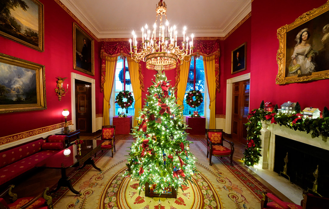 Холлы и комнаты резиденции президента США украшены елями и праздничным декором, главным образом, в красных, золотых и синих оттенках