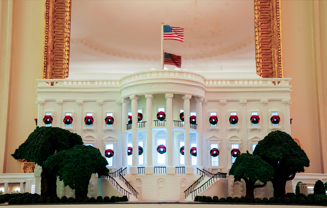 По традиции был изготовлен также пряничный Белый дом весом более 180 кг. Впервые в съедобную композицию включен Розовый сад, реновацию которого в этом году провели по инициативе Мелании Трамп.
