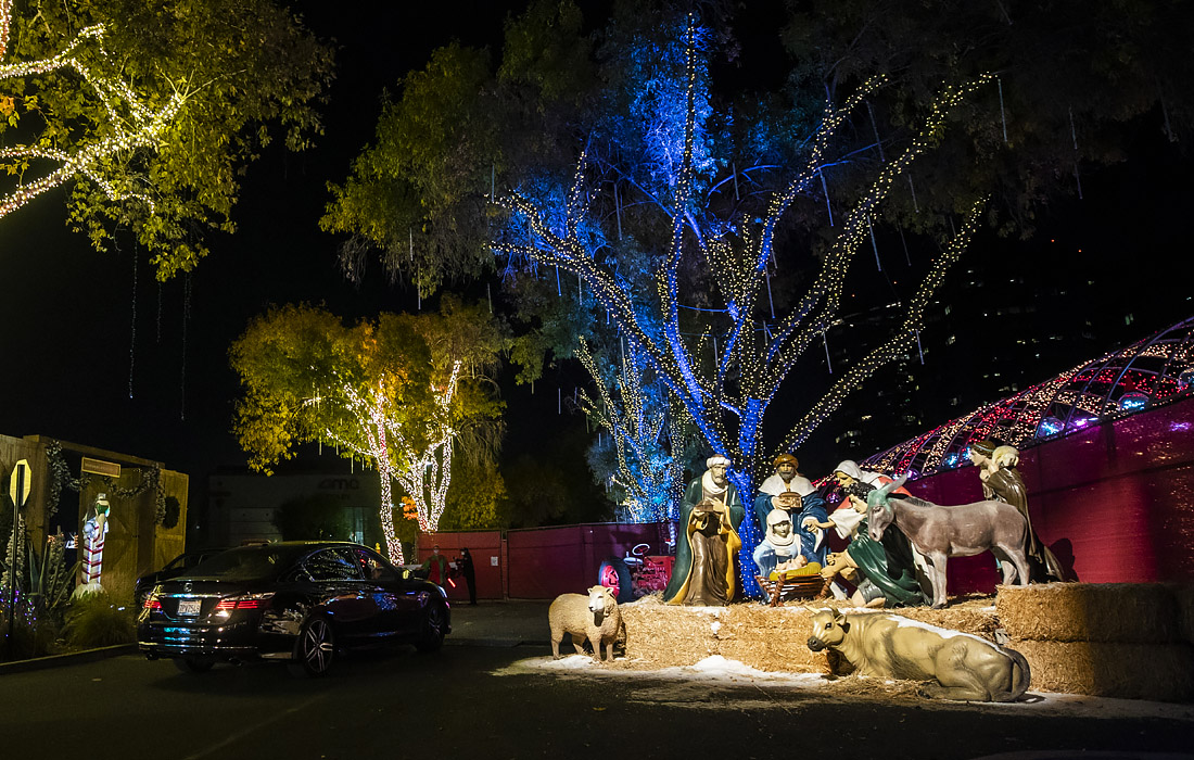 
В калифорнийском Вудленд-Хиллз открылся тематический рождественский парк "WonderLand" для автомобилистов. Парк будет работать с 30 ноября по 30 декабря.