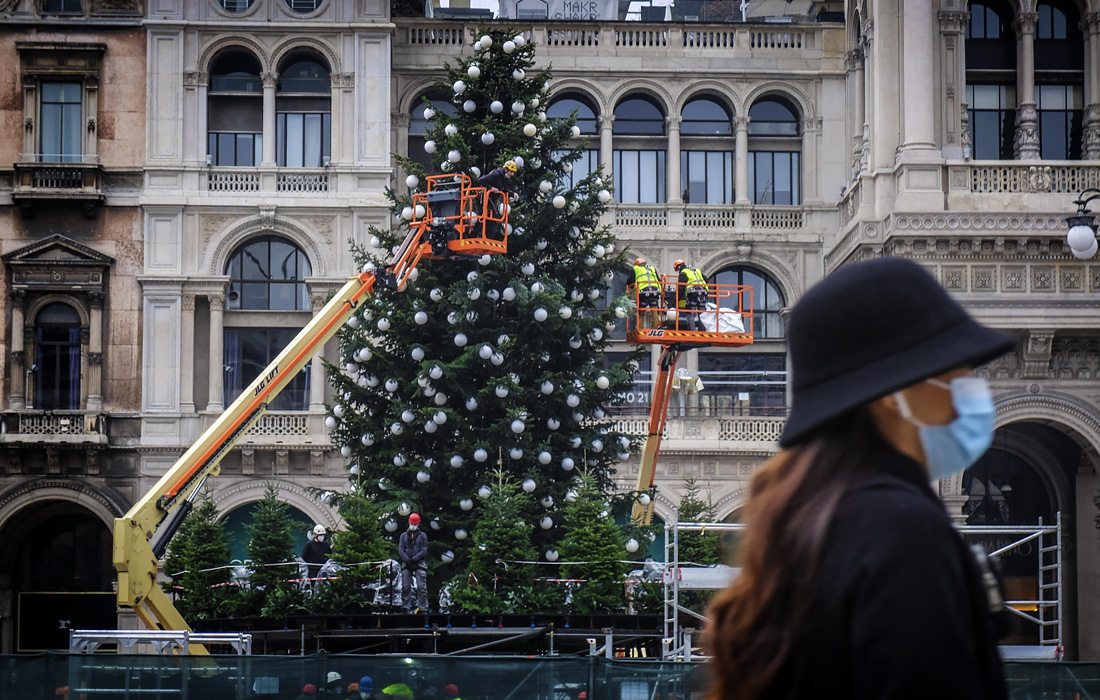 На Соборной площади в Милане установили рождественскую ель